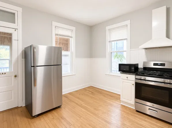 3919 N Southport Ave #2F, Chicago, IL 60613