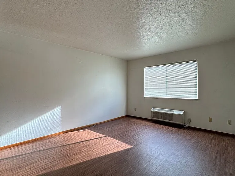 1500 Glen Dr — Photo 8
