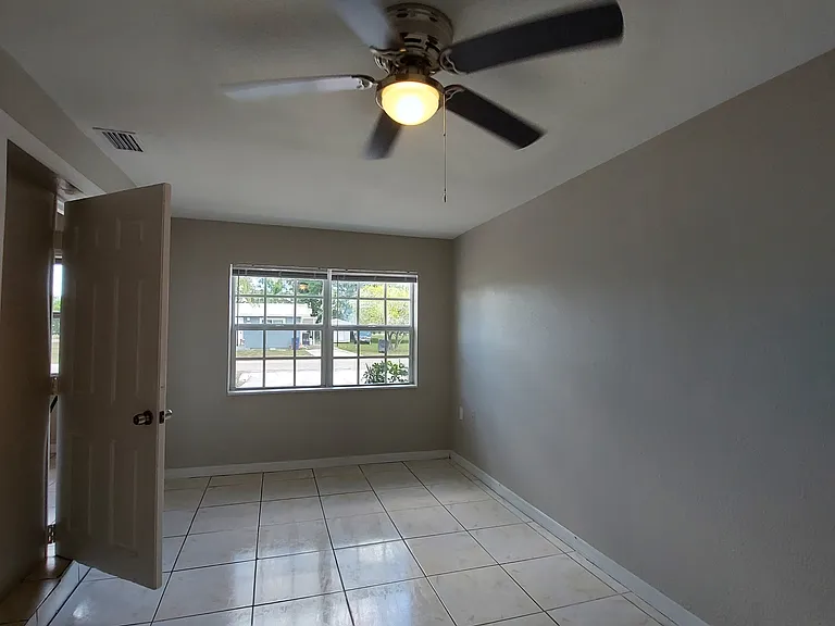 722 W Cleveland Ln — Photo 4
