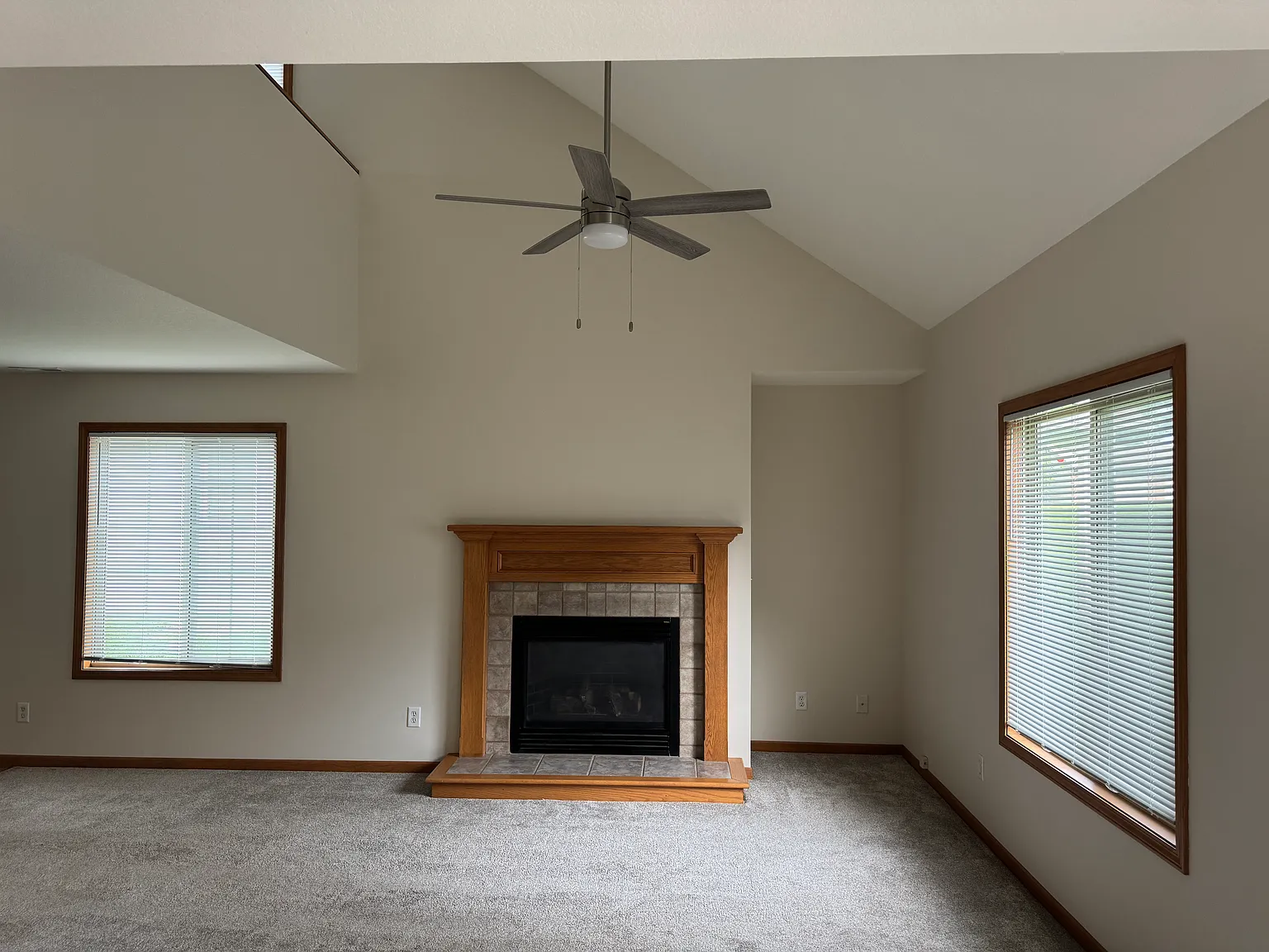 3 bed, 2.5 bath, 1527 sqft, $1,895 — Photo 3
