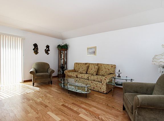 5th image of 14 Wysteria Dr