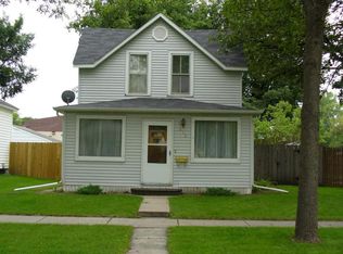 613 N 7th St, Grand Forks, ND 58203