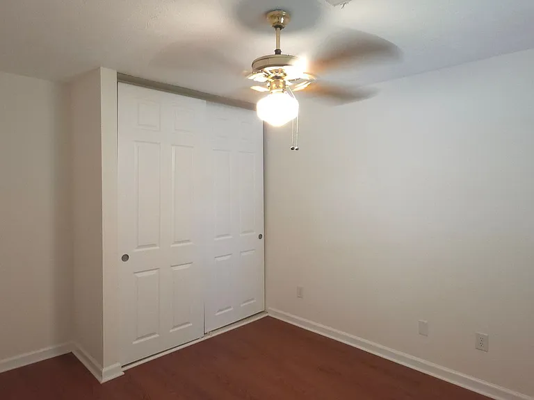 190 Barrington Dr E — Photo 8