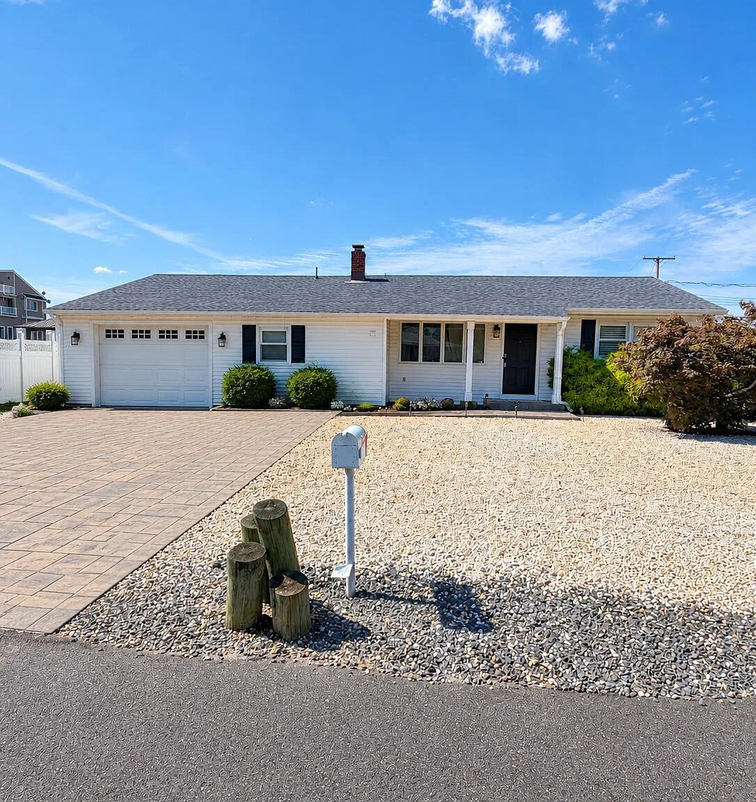 3 bed, 1.5 bath, 1284 sqft, $4,000 — Photo 1