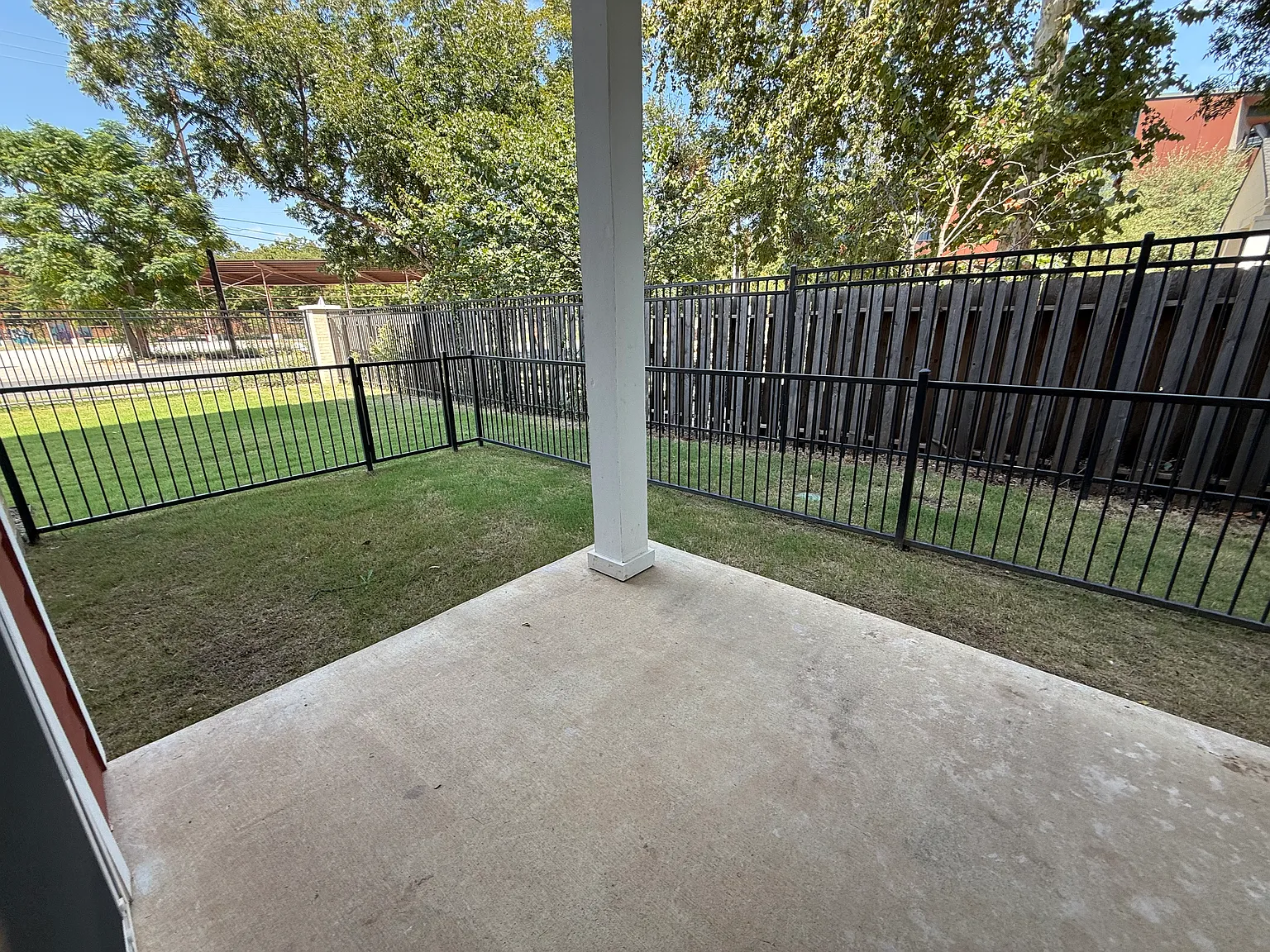 Brand New 1 Bed With Private Yard! 8 Weeks Free, East Side, No Carpet! Amenities Galore, Sleek Fi... — Photo 3