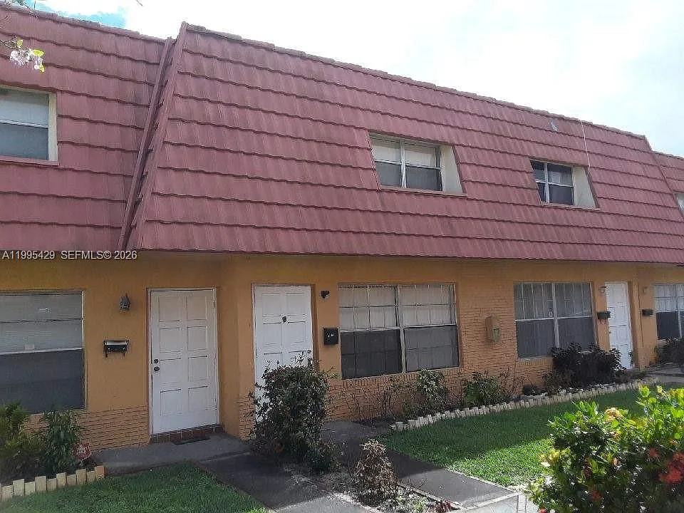 Royal Oaks Townhouse 6 Co — Photo 1
