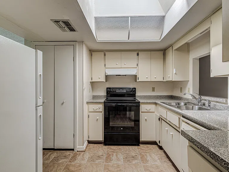 205 N Trout Ave — Photo 4