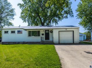 813 E Pam Rd, Sioux Falls, SD 57105