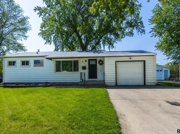 813 E Pam Rd, Sioux Falls, SD 57105