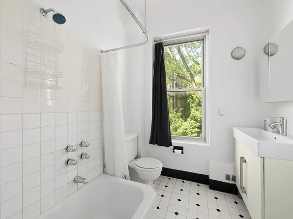 133 Manhattan Avenue image 13 of 20