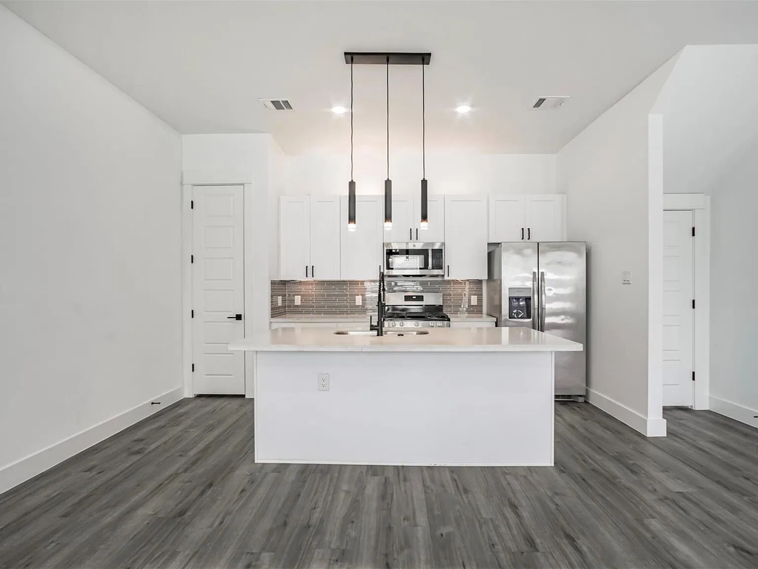 3 bed, 2.5 bath, 1589 sqft, $2,250 — Photo 3