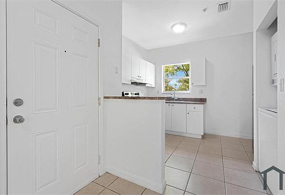 5th image of 33 E 20th St APT 205