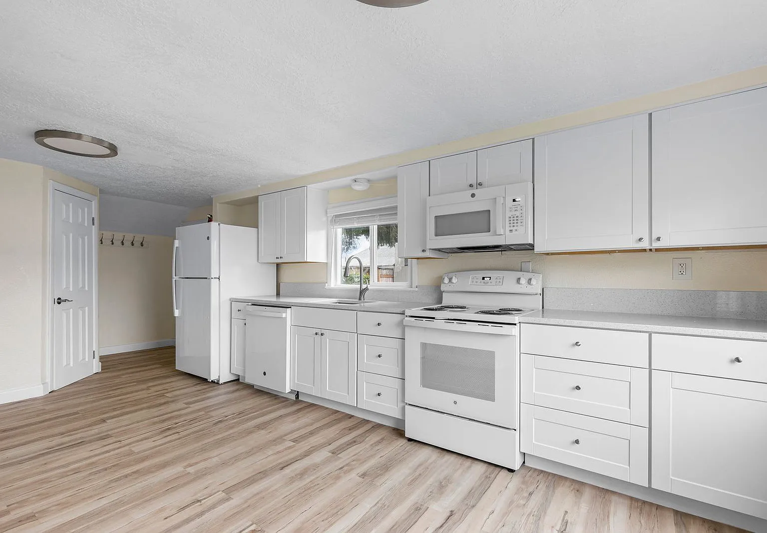 2 bed, 1.0 bath, 816 sqft, $2,050 — Photo 3