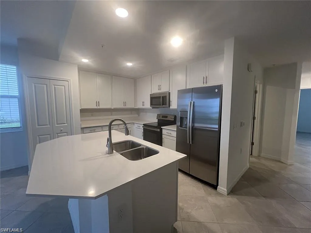 3 bed, 2.0 bath, 1301 sqft, $2,100 — Photo 3