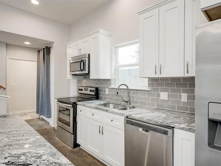 811 Gunter St #B — Photo 8