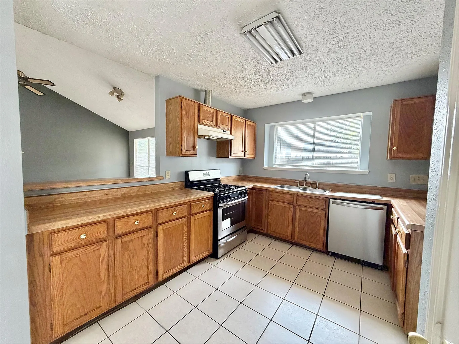 3 bed, 2.0 bath, 1520 sqft, $1,850 — Photo 4