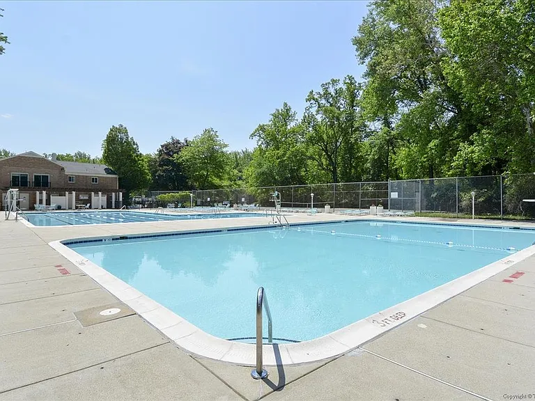 10513 Weymouth St #102 — Photo 44