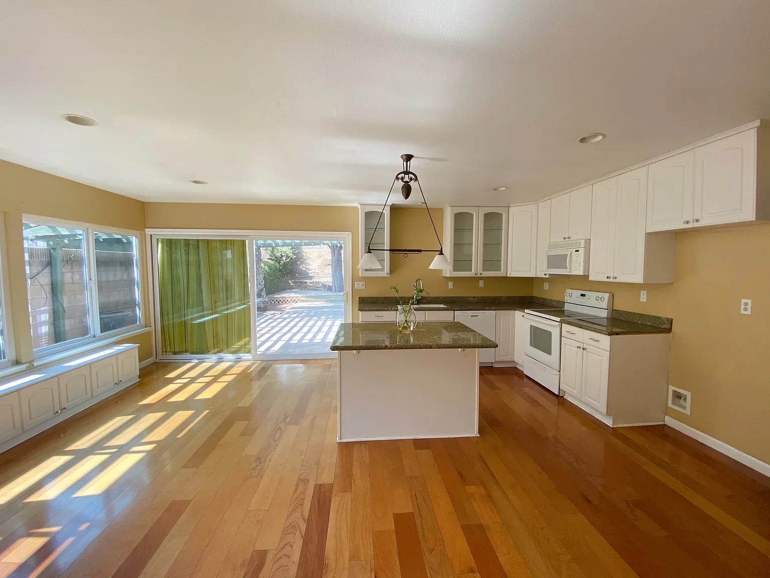 3 bed, 1405 sqft, $3,500 — Photo 4