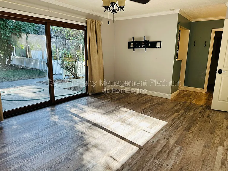 9077 N Fowler Ave — Photo 9