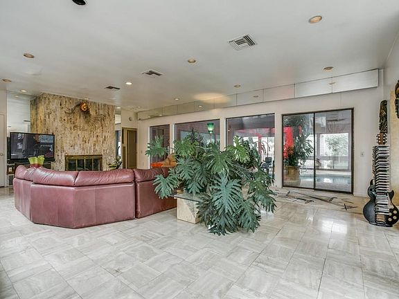 4th image of 413 Oak Hollow Ln
