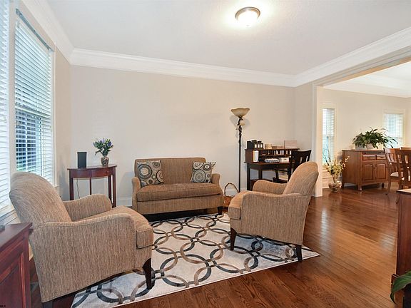 4th image of 423 Foxchase Way