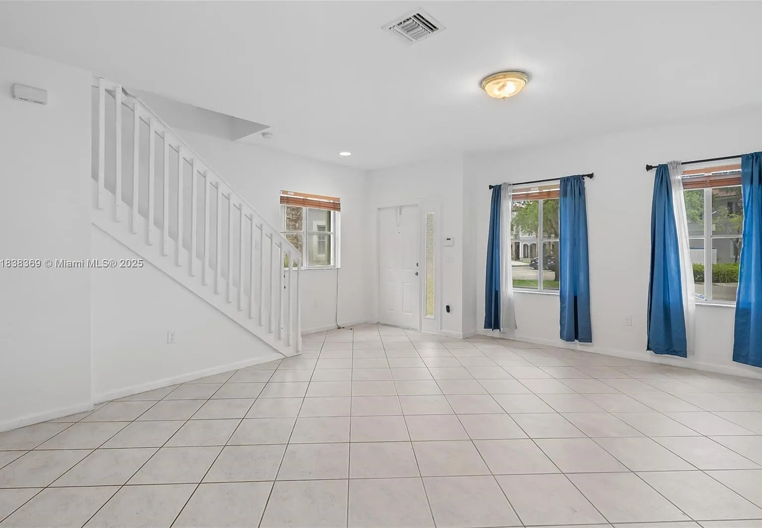 3 bed, 2.5 bath, 1423 sqft, $2,900 — Photo 2