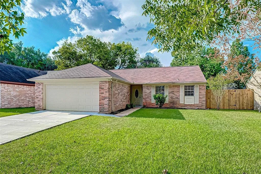 3 bed, 2.0 bath, 1371 sqft, $1,890 — Photo 1
