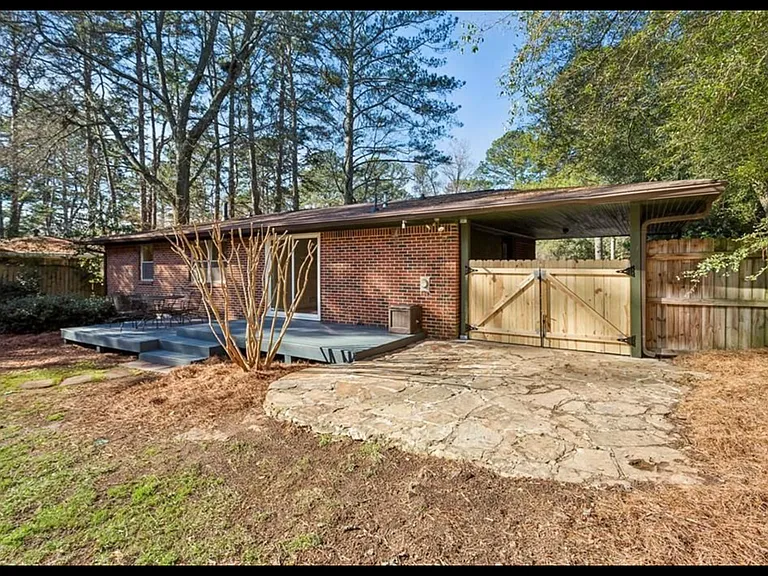 2474 Warwick Cir NE — Photo 25
