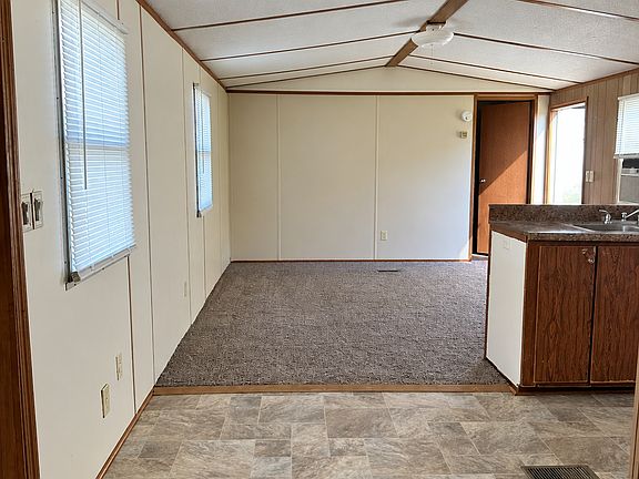 5th image of 210 Lewis St