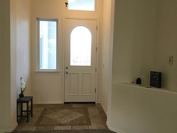 3rd image of 810 Gamay Ave