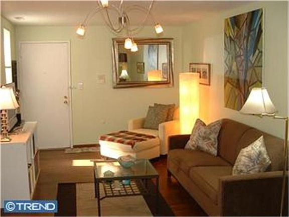 2nd image of 326 Queen St #A