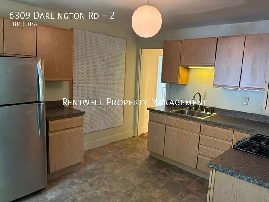Charming 2nd Floor 1-Bedroom Duplex Unit With All Utilities Included — Photo 3