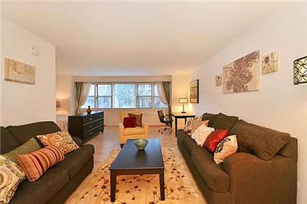 Sold by R New York | media 9