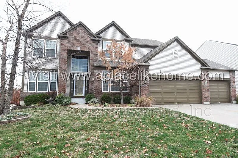 4 bed, 5.0 bath, 4315 sqft, $3,695 — Photo 2