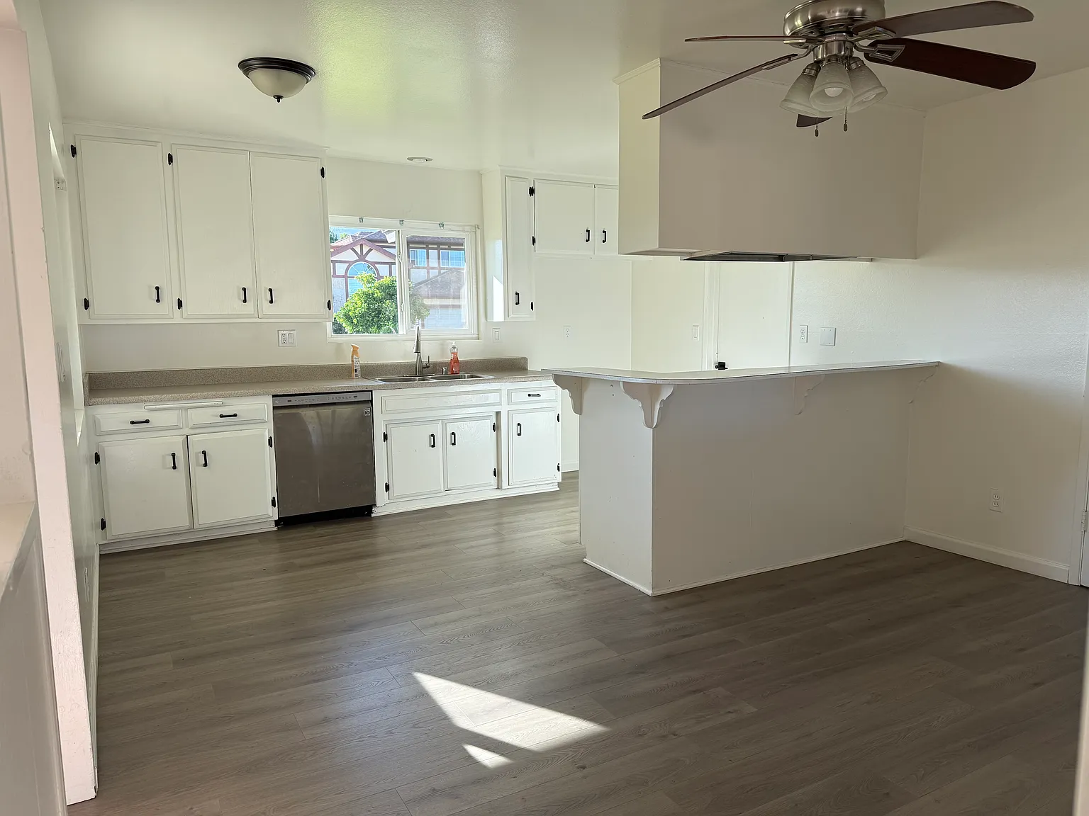 3 bed, 1205 sqft, $3,375 — Photo 2