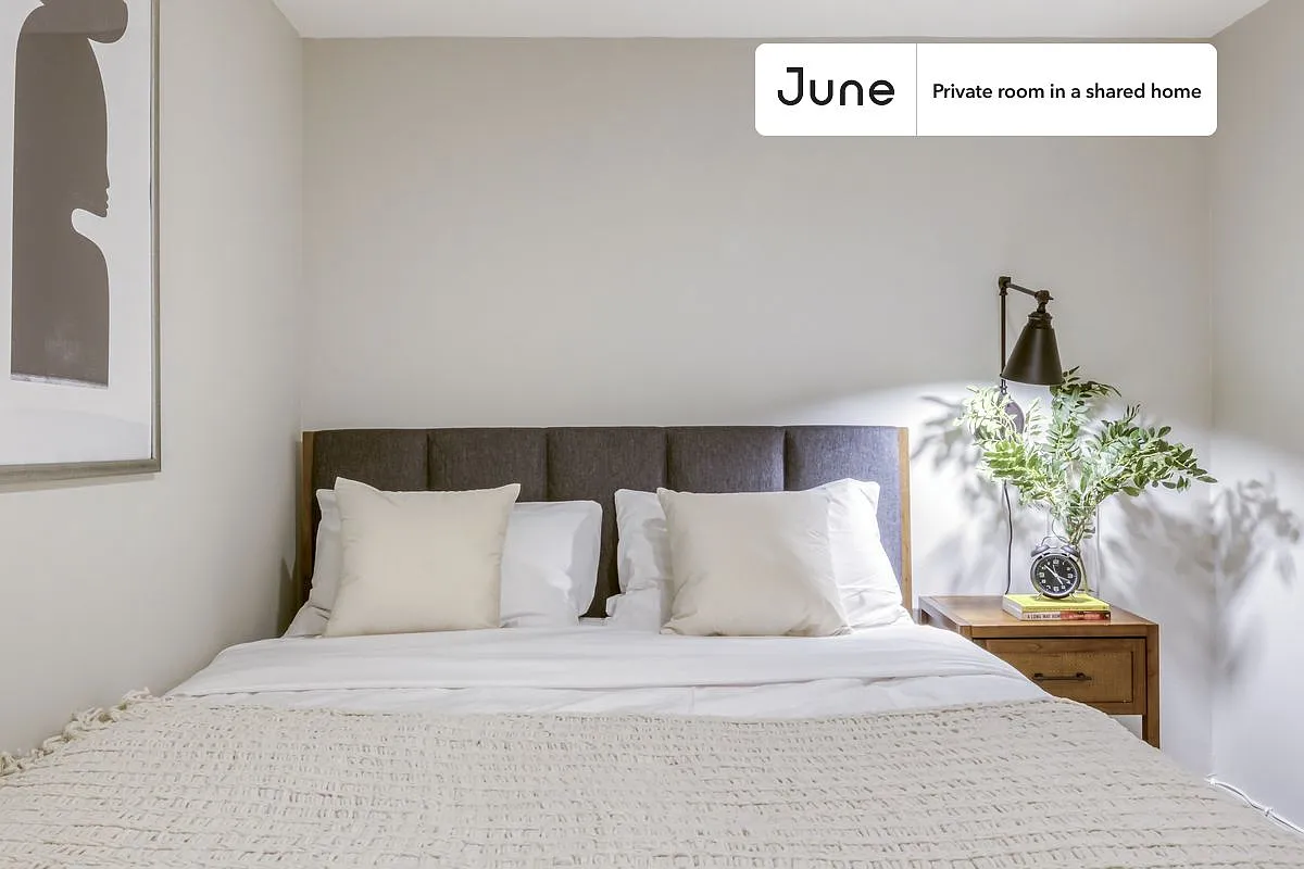 Queen bedroom in 5 bed/2.5 bath home in H Street #288 A — Photo 3