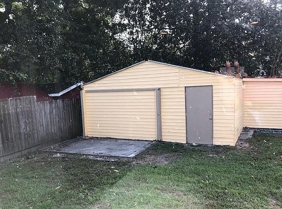 Workshop and storage in back - separate building