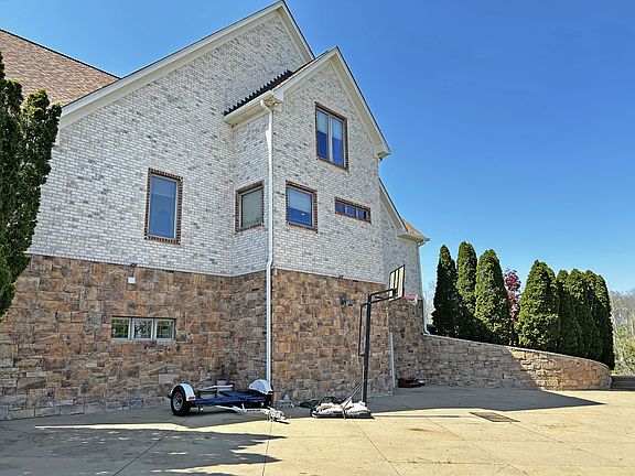 3rd image of 110 Giles Ln