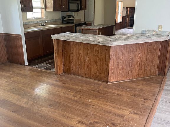 4th image of 814 Lazarre Ave