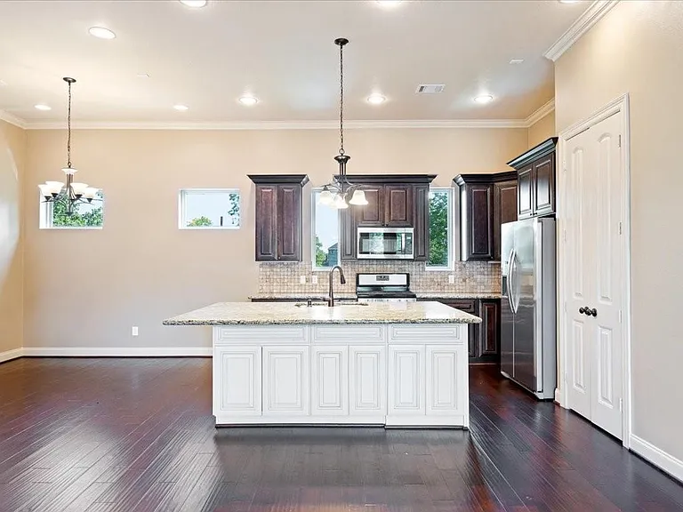 1520 Amundsen St — Photo 10