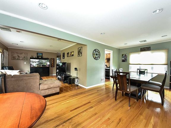 5th image of 11 Helen Ave