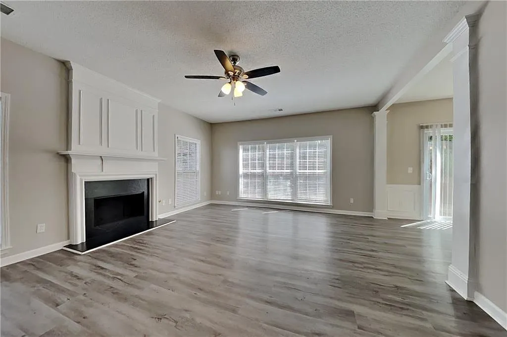3 bed, 2.5 bath, 1976 sqft, $2,340 — Photo 3