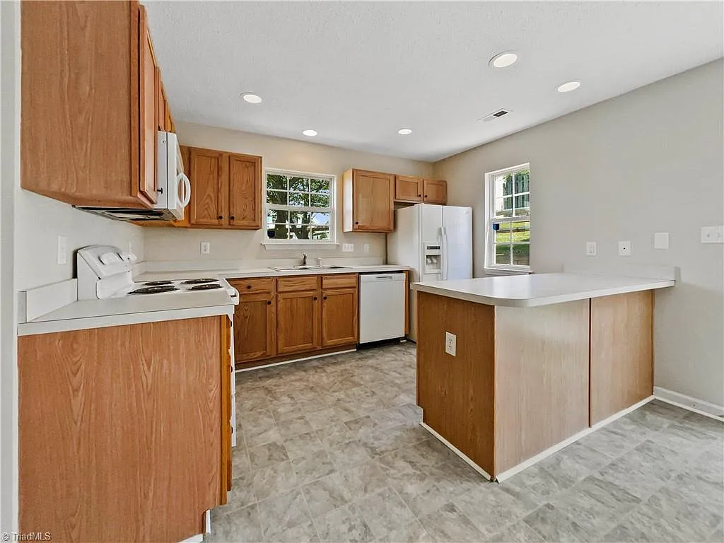 3 bed, 1400 sqft, $1,800 — Photo 3