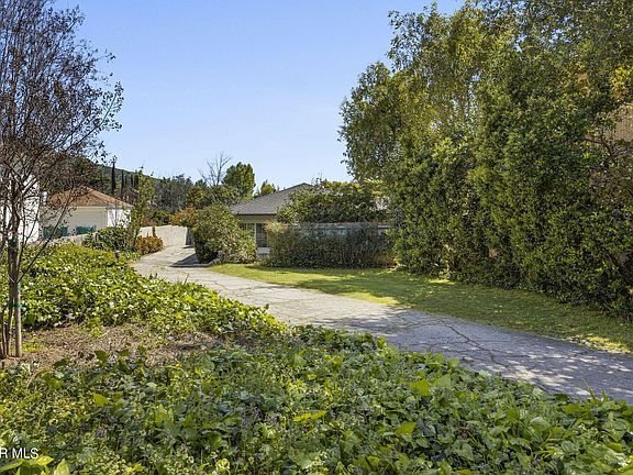 4th image of 1056 E Providencia Ave