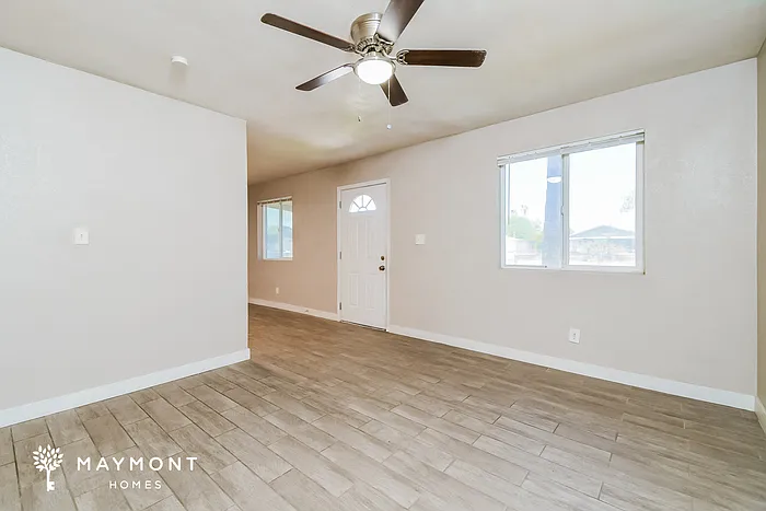 3 bed, 1.5 bath, 975 sqft, $1,300 — Photo 2