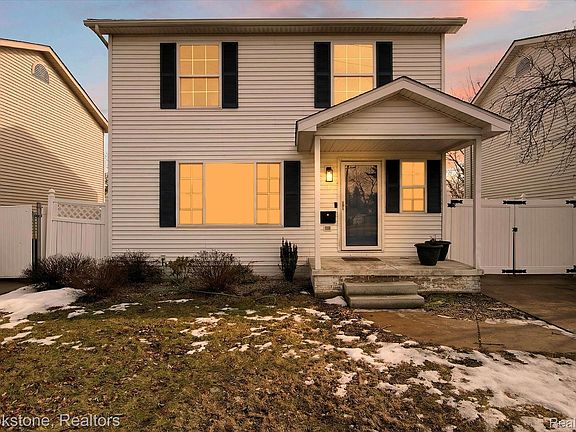 3rd image of 116 Maple Blvd