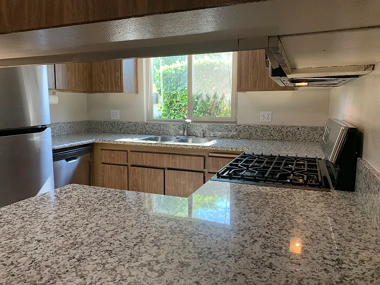 6338 N Maroa Ave — Photo 8