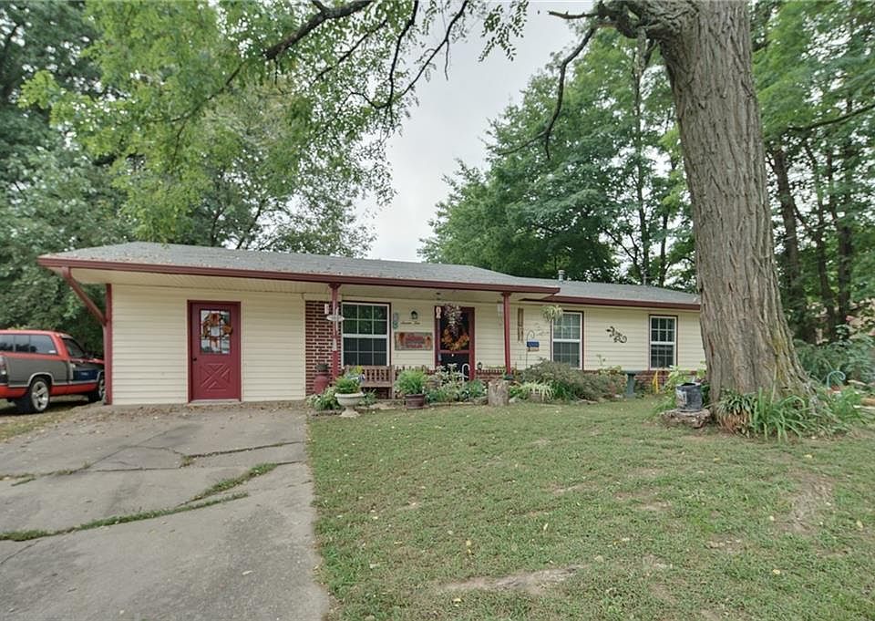 1st image of 710 SE 10th St