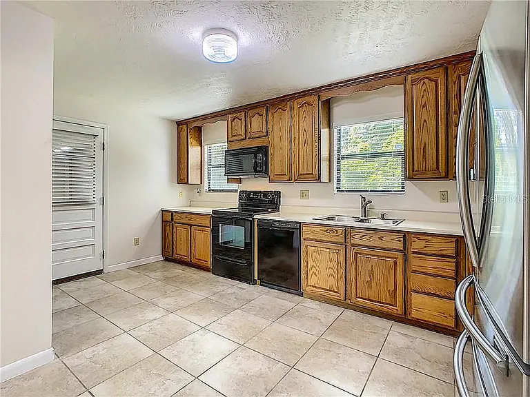 4476 Fairview Ave — Photo 3