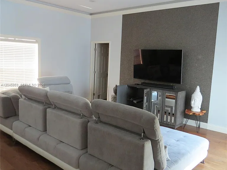 542 N Cypress Dr — Photo 21